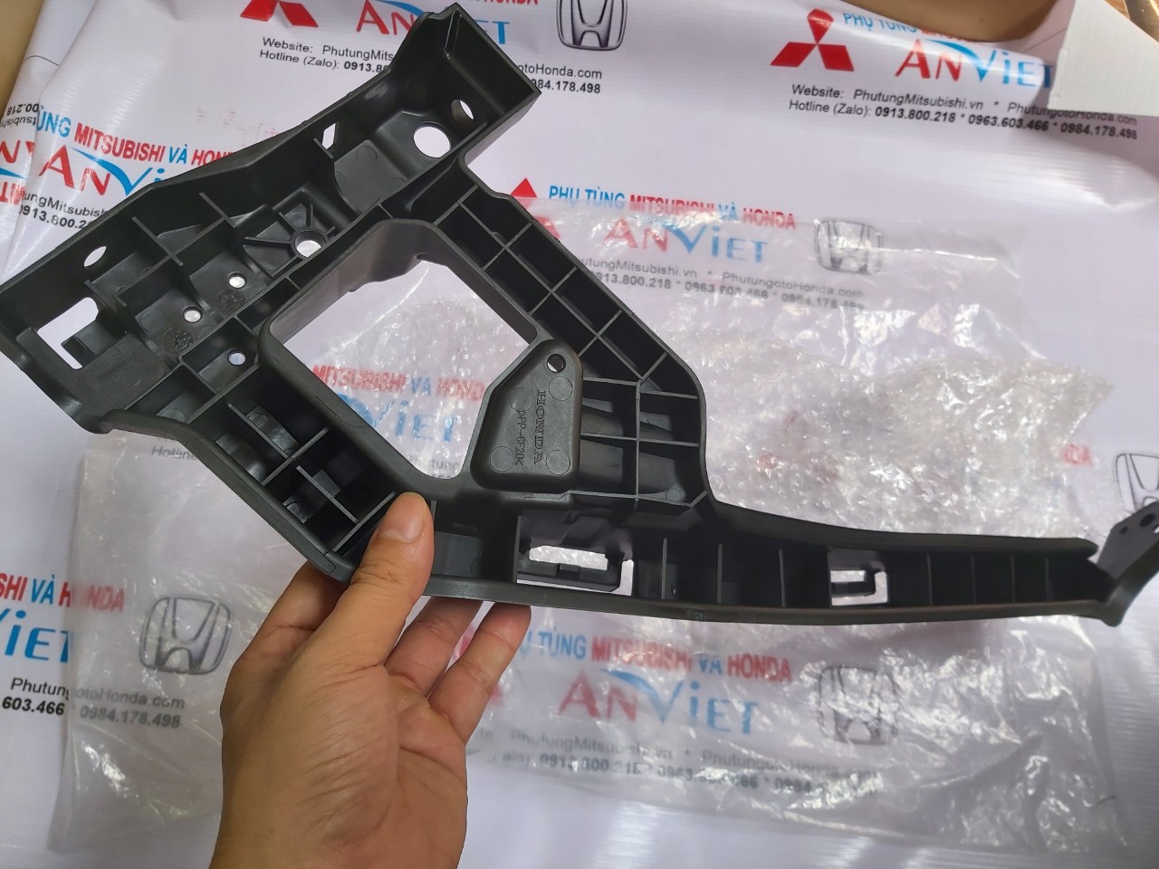 Nhựa cài đèn pha xe Honda HRV